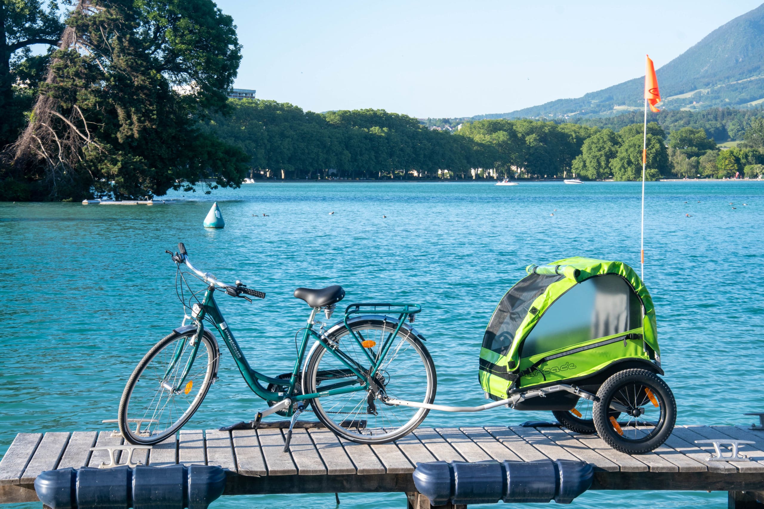Un vélo équipé d'une remorque pour enfant Yakapédaler Un vélo avec une remorque pour enfant Yakapedaler